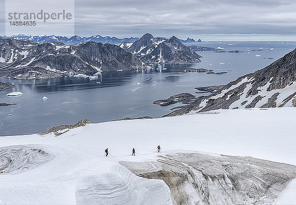 Grönland  Sermersooq  Kulusuk  Schweizer Alpen  drei Personen zu Fuss im Schnee