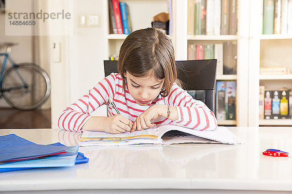 Kleines Mädchen macht Hausaufgaben