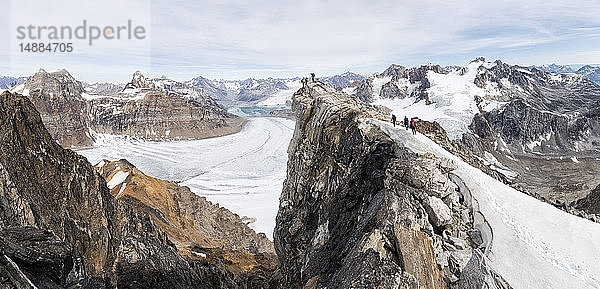 Grönland  Sermersooq  Kulusuk  Schweizer Alpen  Gruppe von Bergsteigern auf dem Gipfel