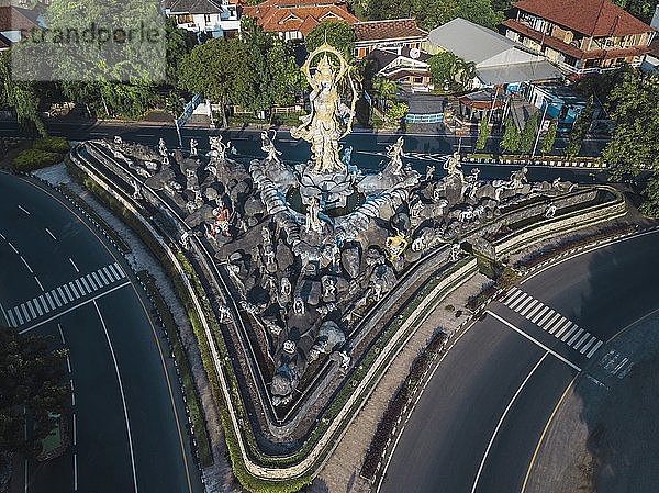 Indonesien  Bali  Sanur  Luftaufnahme der Statue von Patung Titi Banda