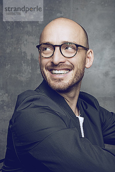 Porträt eines lachenden Mannes mit Brille