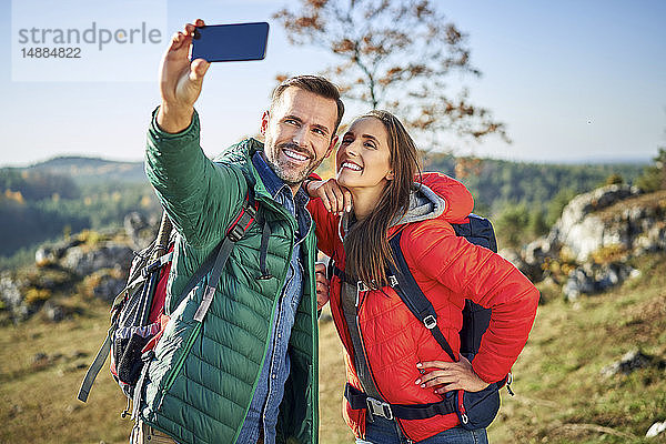 Glückliches Paar auf einer Wanderung in den Bergen mit einem Selfie