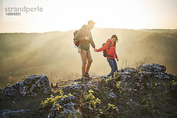 Paar auf einer Wanderung in den Bergen beim Wandern auf Felsen