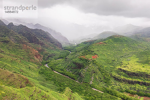 USA  Hawaii  Kaua'i  Waimea Canyon State Park  Blick auf Waimea Canyon  Waimea Graben  Mokihana-Tal und Nihoa Gulch