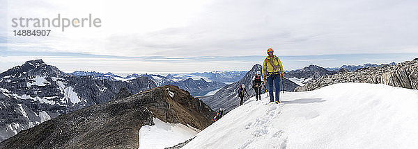 Grönland  Sermersooq  Kulusuk  Schweizer Alpen  Wandergruppe in verschneiter Berglandschaft