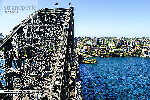 Australien  New South Wales  Sydney  Landschaft mit der Sydney Bridge im Vordergrund
