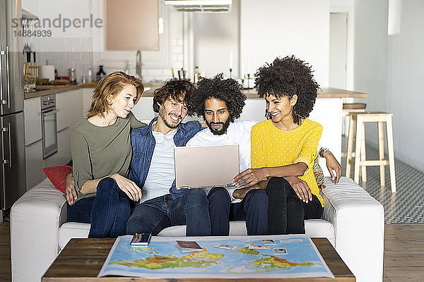 Freunde treffen sich zur Urlaubsplanung  Karte prüfen