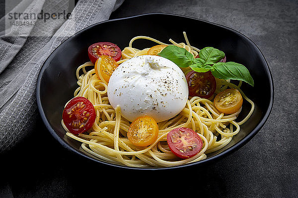 Spaghetti mit Tomaten  Burrata und Basilikumblättern