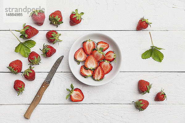 Erdbeeren  gehackt in weißer Schale