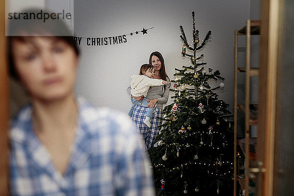 Gleichgeschlechtliche Familie feiert Weihnachten zu Hause