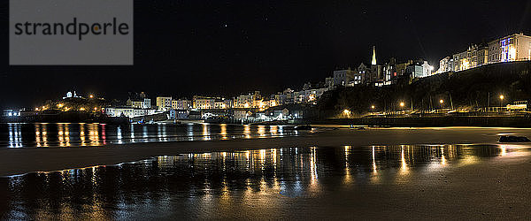 UK  Wales  Pembrokeshire  Tenby  Stadtbild bei Nacht
