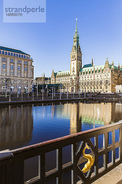 Deutschland  Hamburg  Blick von den Alsterarkaden zum Rathaus