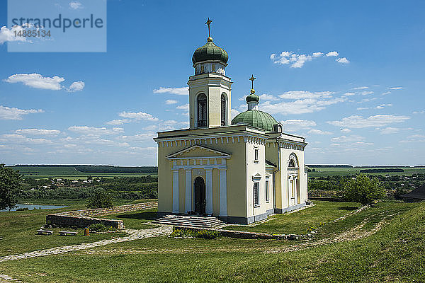 Orthodoxe Kirche in der Festung Khotyn am Flussufer des Dnjestr  Ukraine