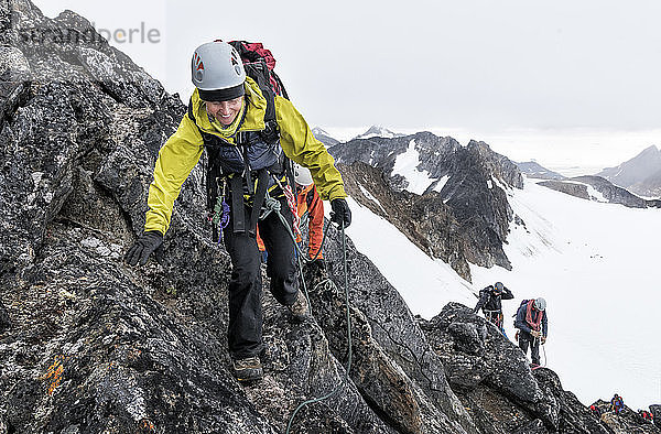 Grönland  Sermersooq  Kulusuk  Schweizer Alpen  Bergsteiger bei der Besteigung eines felsigen Berges