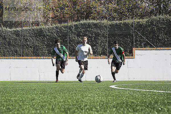 Fussballspieler während eines Spiels auf dem Spielfeld