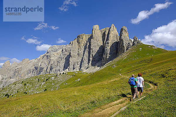 Italien  Südtirol  Sellagruppe  Wanderer auf dem Sellapass