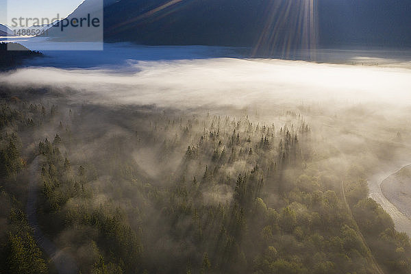 Deutschland  Oberbayern  Isarwinkel  Luftaufnahme des oberen Isartals mit Nebel  zwischen Vorderriss und Wallgau