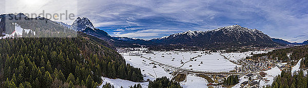 Deutschland  Bayern  Garmisch Partenkirchen und Wettersteingebirge im Winter