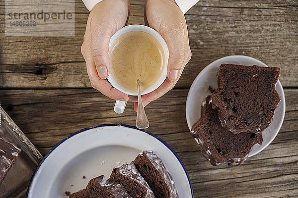 Hausgemachter Schokoladenkuchen und Tasse Kaffee auf Holz