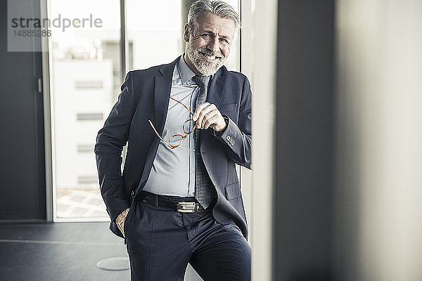 Porträt eines lächelnden selbstbewussten reifen Managers im Büro