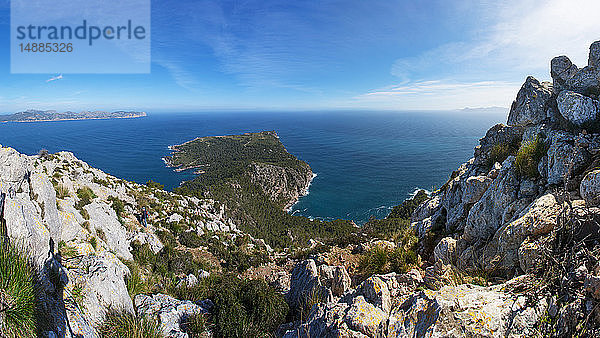 Spanien  Balearen  Mallorca  Halbinsel Alcudia  Blick zum Cap de Pinar  Wanderer zwischen Felsen
