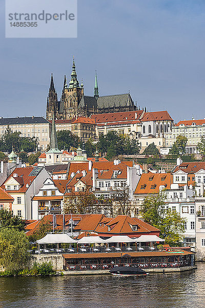 Tschechische Republik  Prag  Blick auf die Prager Burg und die Moldau