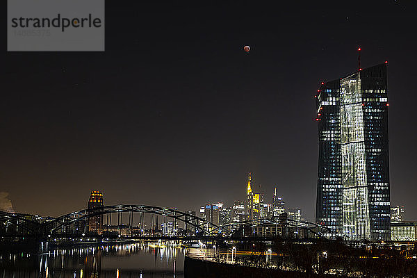 Deutschland  Frankfurt am Main  Blick auf die beleuchtete Skyline und die Europäische Zentralbank bei totaler Mondfinsternis