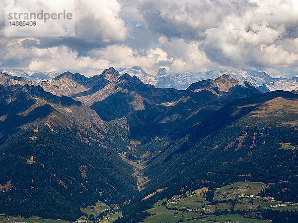 Italien  Trentino  Südtirol  Pustertal  Blick vom Gipfel des Astjoch auf die österreichischen Alpen