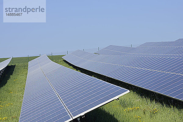 Deutschland  Bayern  Sonnenkollektoren auf dem Solaranlagenfeld