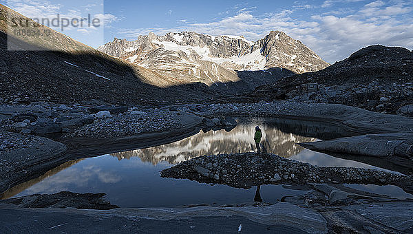 Grönland  Sermersooq  Kulusuk  Schweizer Alpen  Berge  die sich im Wasser spiegeln