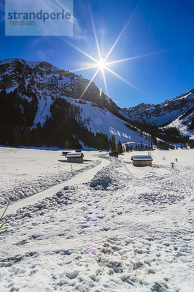 Österreich  Tirol  Tannheimer Tal  Scheunen im Winter gegen die Sonne