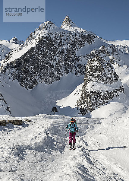 Schweiz  Grand-Saint-Bernard-Pass  Pain de Sucre  Mont Fourchon  Frau beim Skitourengehen in den Bergen