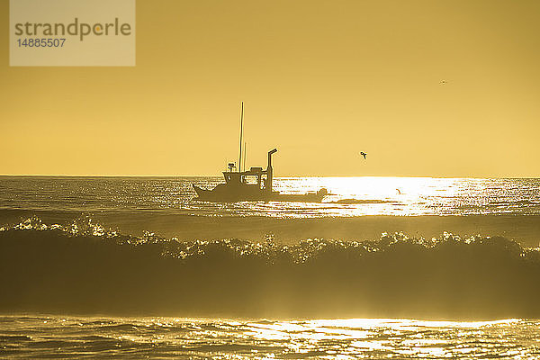 USA  Kalifornien  Del Mar  Fischerboot bei Sonnenuntergang