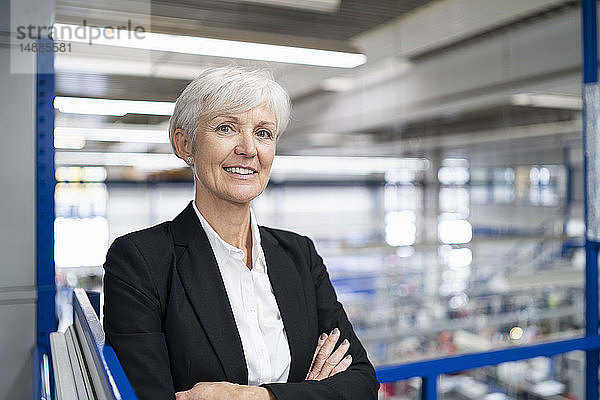 Porträt einer selbstbewussten älteren Geschäftsfrau in einer Fabrik