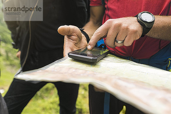 Zwei Wanderer auf der Suche nach dem richtigen Weg mit Karte und GPS  Karpaten  Rumänien