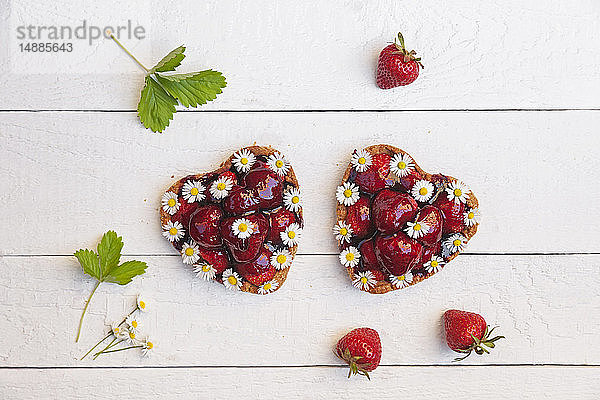 Hausgemachte Erdbeer-Herztörtchen mit Gänseblümchen  essbare Blumen