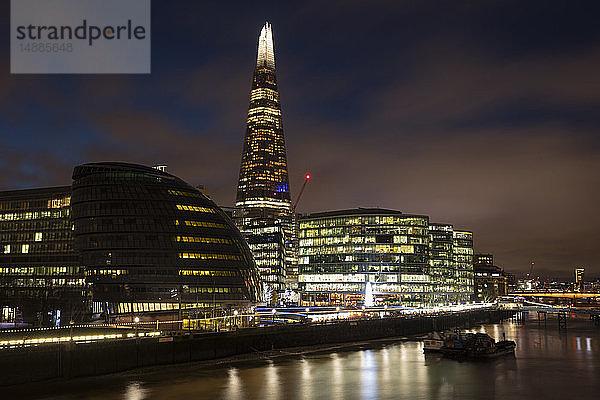 Vereinigtes Königreich  England  London  Southwalk  Themse mit Rathaus und The Shard bei Nacht