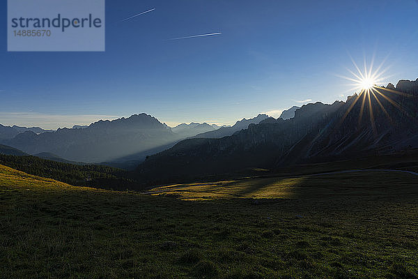 Italien  Venetien  Dolomiten  Giau-Pass  Cristallo und Lastoi de Formin bei Sonnenaufgang