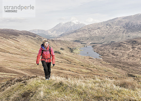 Grossbritannien  Schottland  Onich  Beinn Na Gucaig  Frau beim Wandern in der Berglandschaft