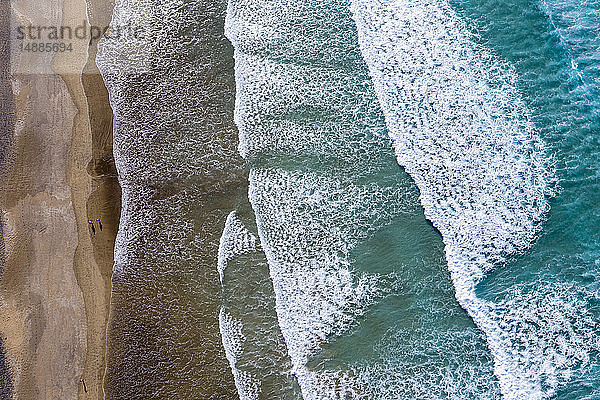 Spanien  Kanarische Inseln  Lanzarote  Playa Famara in Caleta de Famara  Wellen an einem Sandstrand