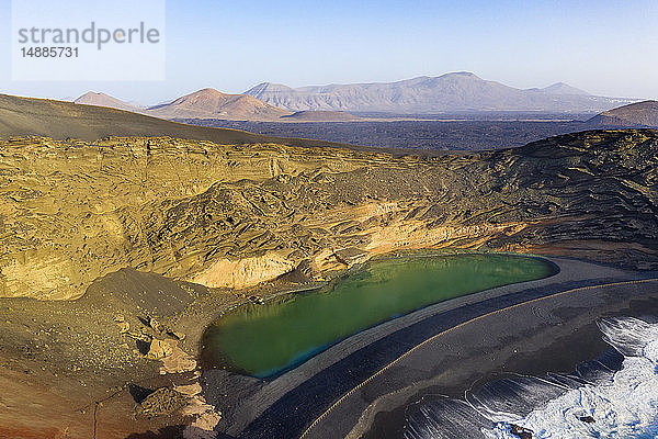 Spanien  Kanarische Inseln  Lanzarote  Luftaufnahme von El Golfo  Charco de los Clicos  Montana del Golfo  Lago Verde