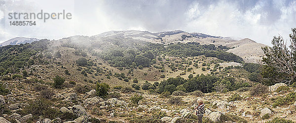 Italien  Sizilien  Castelbuono  Parco delle Madonie  ältere Frau beim Wandern