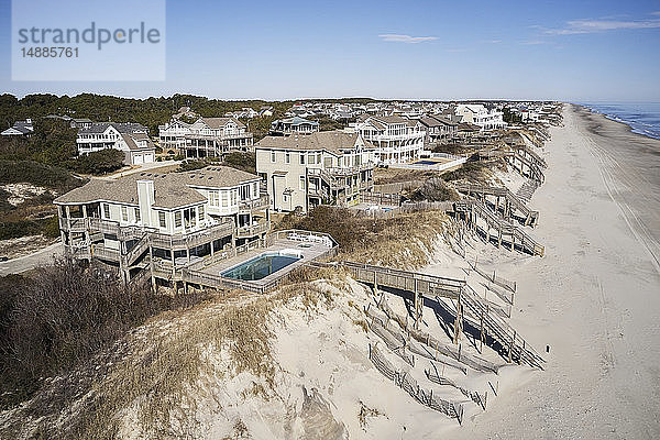 USA. North Carolina  Corolla  Atlantischer Ozean  Außenufer  Häuser mit Blick auf die Küste