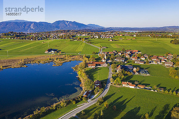 Deutschland  Oberbayern  Alpenvorland  Luftaufnahme von Froschhausen  Froschhauser See  Murnau am Staffelsee im Hintergrund