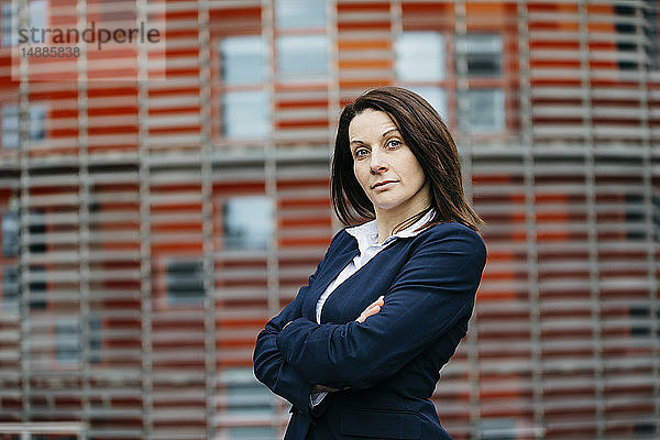 Porträt einer selbstbewussten Geschäftsfrau vor einem Bürogebäude in der Stadt