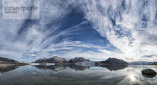 Grönland  Sermersooq  Kulusuk  Schweizer Alpen  Berge und Wolken  die sich im Wasser spiegeln