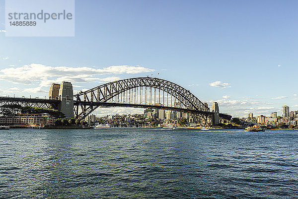 Australien  New South Wales  Sydney  Landschaft mit der Sydney-Brücke