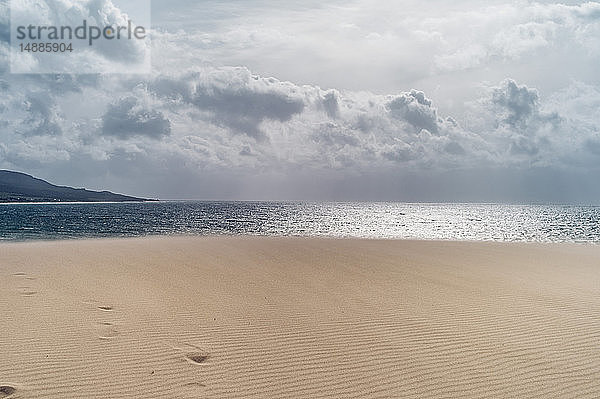 Spanien  Tarifa  Blick vom Strand auf das Meer
