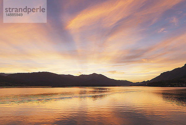 Österreich  Alpen  Salzburg  Salzkammergut  Salzburger Land  Sonnenuntergang am Wolfgangsee  Dorf St. Wolfgang in der Ferne