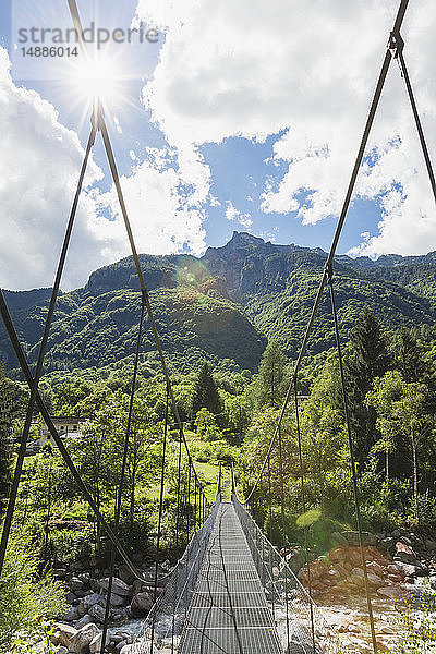Schweiz  Tessin  Verzascatal  Drehbrücke über die Verzasca